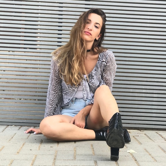 Vintage 1970s Patterned Tie Front Bell Sleeve Top - Picture 14 of 15